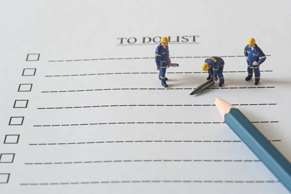 Technical miniature figures people on to do list — Stock Photo, Image