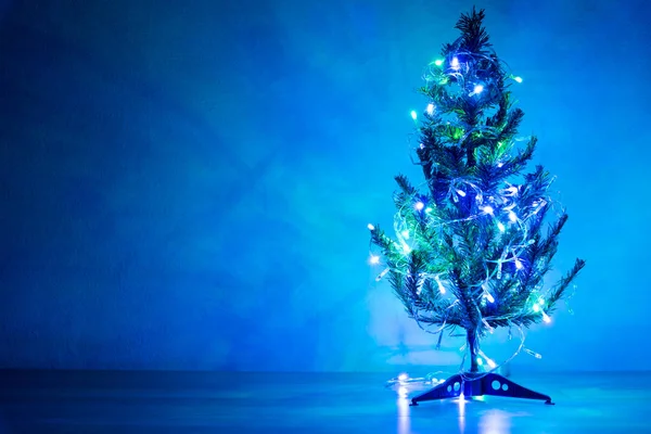 Mavi renk ışık ile Noel ağacı süsleme — Stok fotoğraf