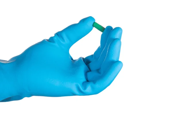 Wetenschapper hand in blauwe handschoen die pillen drug geïsoleerd op whit — Stockfoto