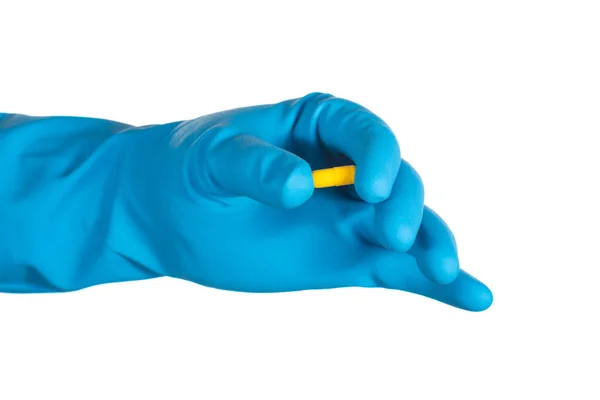 Wetenschapper hand in blauwe handschoen die pillen drug geïsoleerd op whit — Stockfoto