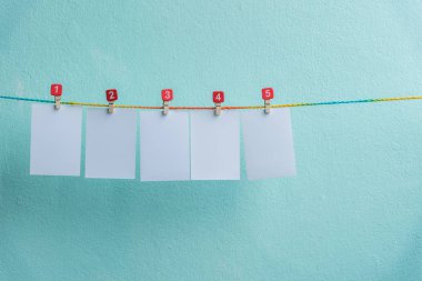 vintage g clothespins ile asılı boş fotoğraf çerçeveleri satırları