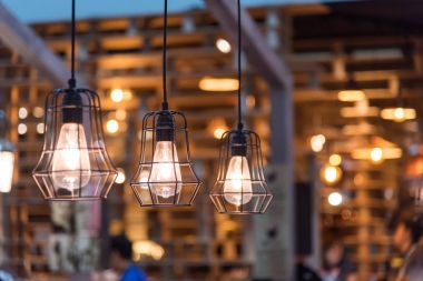 Vintage aydınlatma dekorasyon ahşap duvar arka plan üzerinde