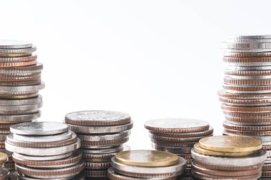 beyaz zemin üzerinde sikke yığını