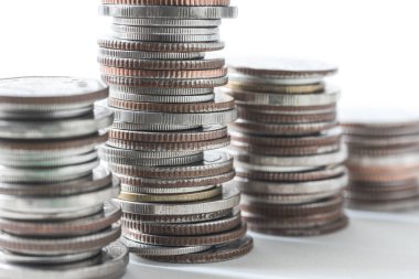 beyaz zemin üzerinde sikke yığını