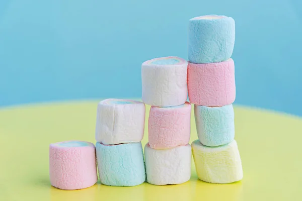 Pilha de marshmallow de baunilha na mesa amarela — Fotografia de Stock