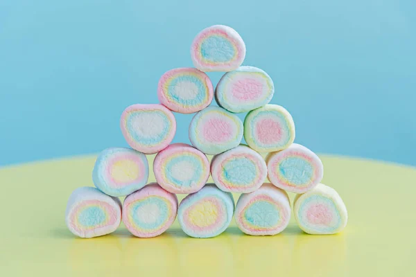 Pilha de marshmallow de baunilha na mesa amarela — Fotografia de Stock