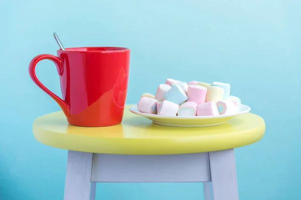白い皿と赤コーヒー カップのバニラ マシュマロ — ストック写真