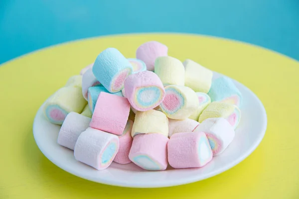 Marshmallows de baunilha em placa branca — Fotografia de Stock