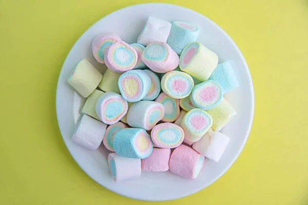 Marshmallows de baunilha em placa branca — Fotografia de Stock