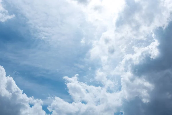 Cielo azul y nubes blancas —  Fotos de Stock