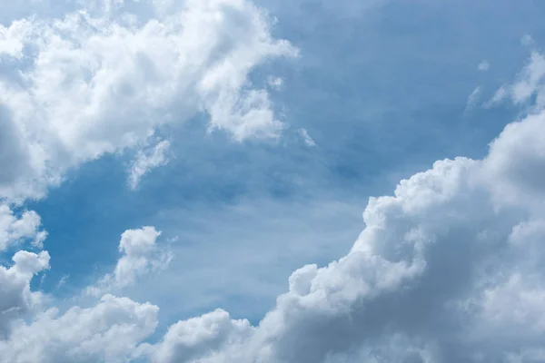 푸른 하늘 과흰 구름 — 스톡 사진