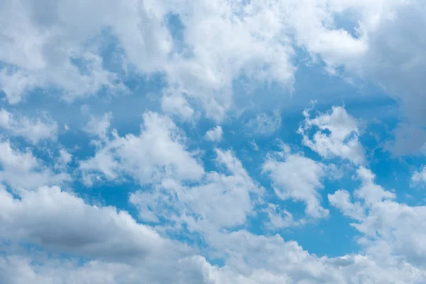 Cielo azul y nubes blancas —  Fotos de Stock