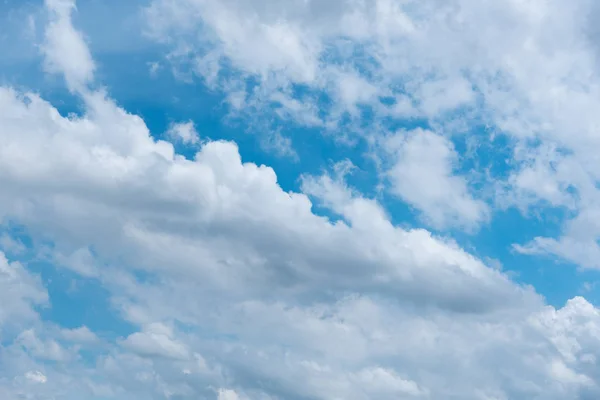 Céu azul e nuvens brancas — Fotografia de Stock