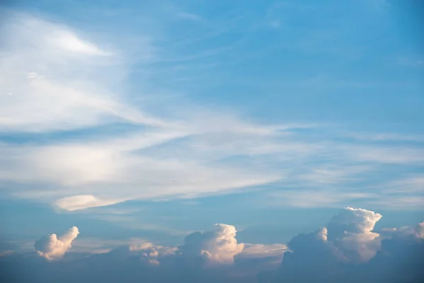 Blå himmel och vita moln — Stockfoto