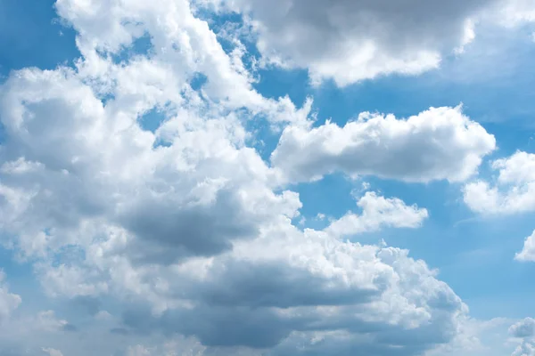 Blauwe lucht en witte wolken — Stockfoto