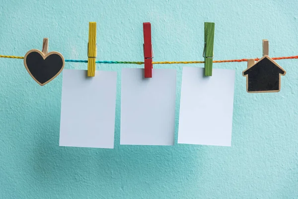 Rows of empty photo frames hanging with clothespins on vintage g — Stock Photo, Image