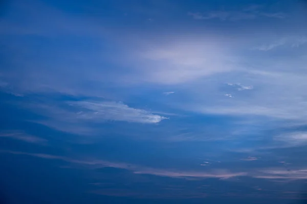 Blå himmel och vita moln — Stockfoto