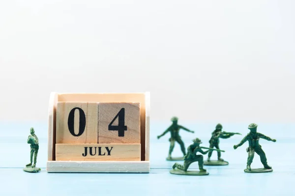 Calendario de madera para 4 julio y juguetes de soldado —  Fotos de Stock