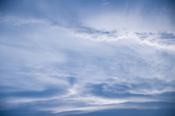 Blå himmel och vita moln — Stockfoto