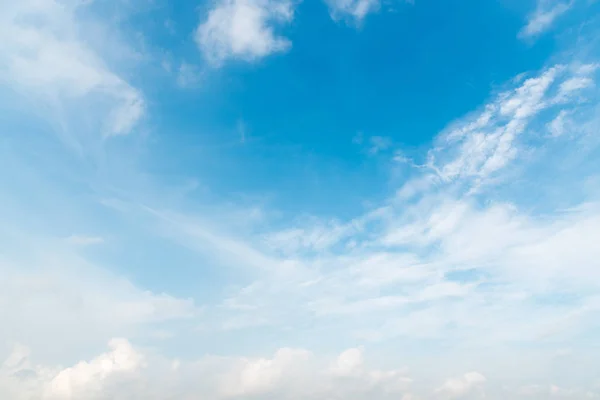 Blauwe lucht en witte wolken — Stockfoto