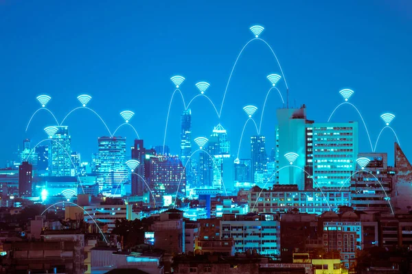 Wi-Fi з'єднання вночі сучасне місто для технології фону — стокове фото