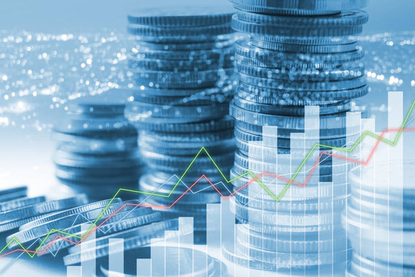 двойная экспозиция стопки монет с ночным освещением города
