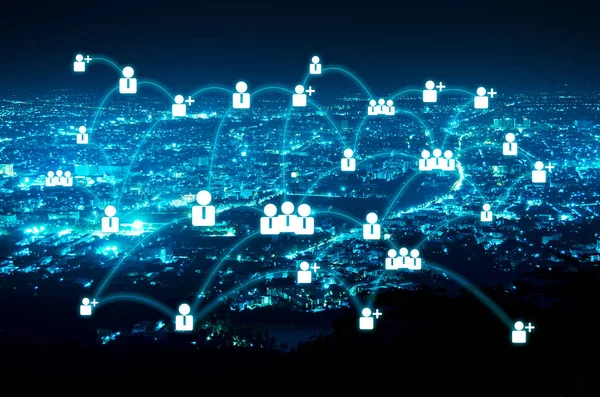 Conexão de rede de pessoas na noite moderna cidade de fundo — Fotografia de Stock