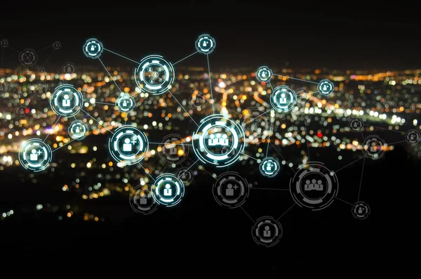 Personer nätverksanslutning på natt modern stad bakgrund — Stockfoto