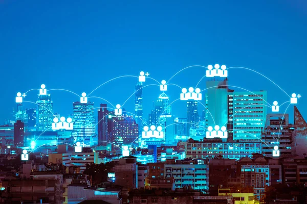 Personer nätverksanslutning på natt modern stad bakgrund — Stockfoto