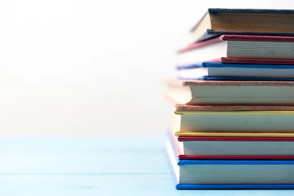 Tumpukan buku di meja kayu biru — Stok Gambar Tumpukan buku di meja kayu biru Stok Gambar Bebas Royalti