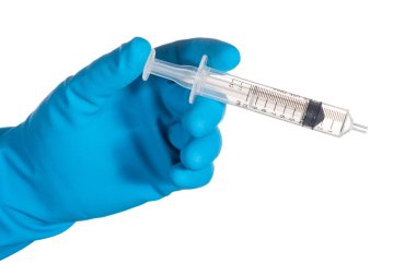 bilim adamı elinde mavi eldiven üzerinde beyaz b izole şırınga tutarak