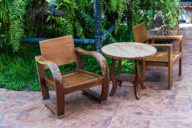 ahşap masa bahçede ayarla