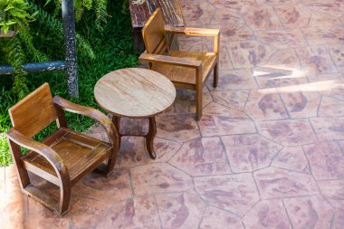 ahşap masa bahçede ayarla