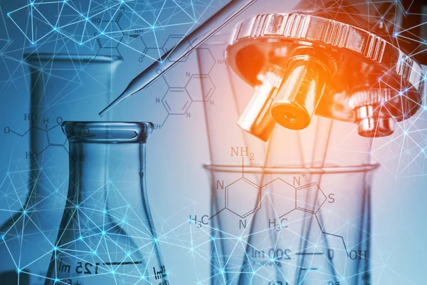 Microscopio y tubo de ensayo de laboratorio, concepto de investigación científica — Foto de Stock