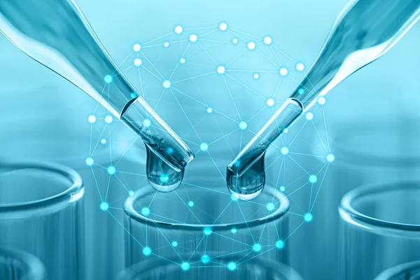 Pipeta científica com uma gota de substância sobre teste laboratorial tu — Fotografia de Stock