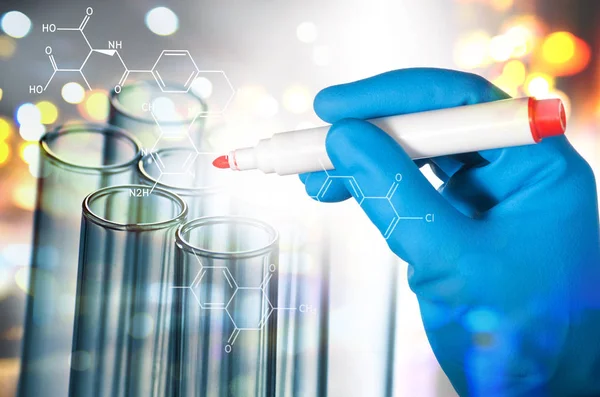 Учёный в синей перчатке держит красный маркер для написания scie — стоковое фото