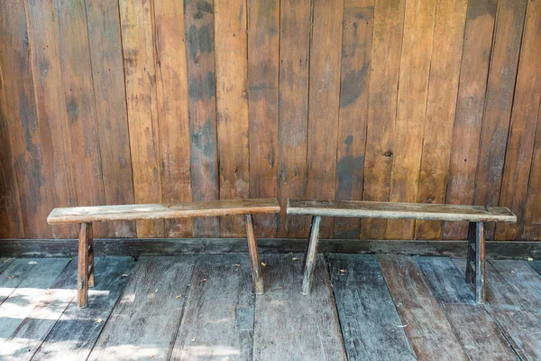 Stühle auf Holzplanke Hintergrund — Stockfoto