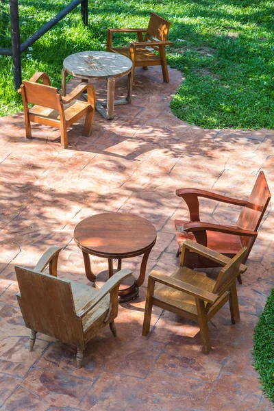 Holztisch im Garten gedeckt — Stockfoto