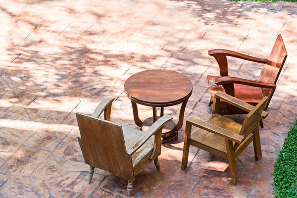 Holztisch im Garten gedeckt — Stockfoto