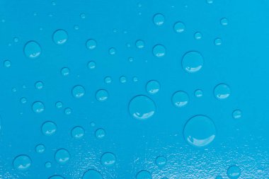 Mavi Arkaplanda Su Damlaları