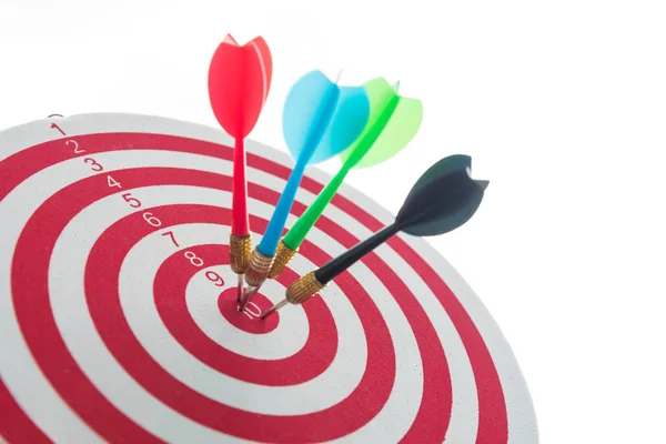 Dardo en el centro del círculo rojo objetivo del tablero de dardos objetivo — Foto de Stock