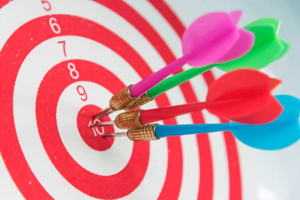 Dardo no centro do círculo vermelho alvo do alvo dartboard — Fotografia de Stock