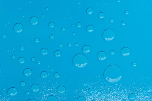 Kapky vody na modrém pozadí — Stock fotografie
