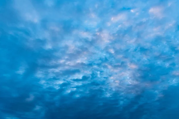 Arkaplan için gün batımı gökyüzünde koyu strom bulutu — Stok fotoğraf