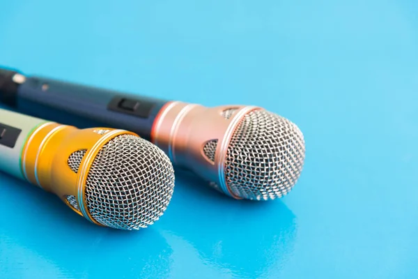 Mavi ahşap masa üzerinde mikrofon — Stok fotoğraf