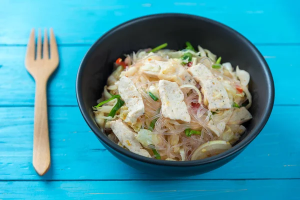 Thai pork sausage salad in black plate — Stock Photo, Image