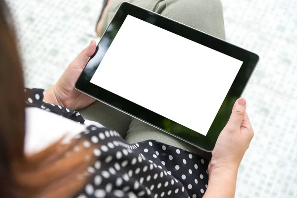 Woman using tablet whilte sitting for relax in green park — Stock Photo, Image