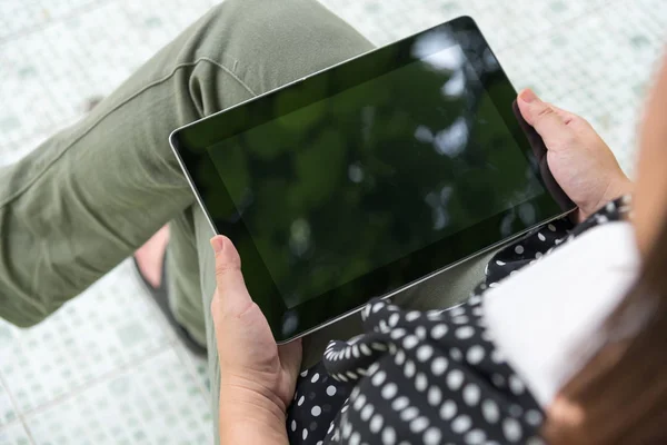 女人使用平板电脑 whilte 坐在绿色公园放松 — 图库照片
