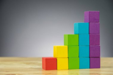 ahşap küp yapı taşları siyah arka plan üzerinde renkli yığını