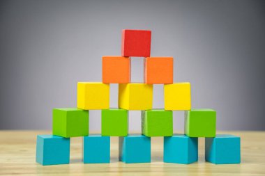 ahşap küp yapı taşları siyah arka plan üzerinde renkli yığını